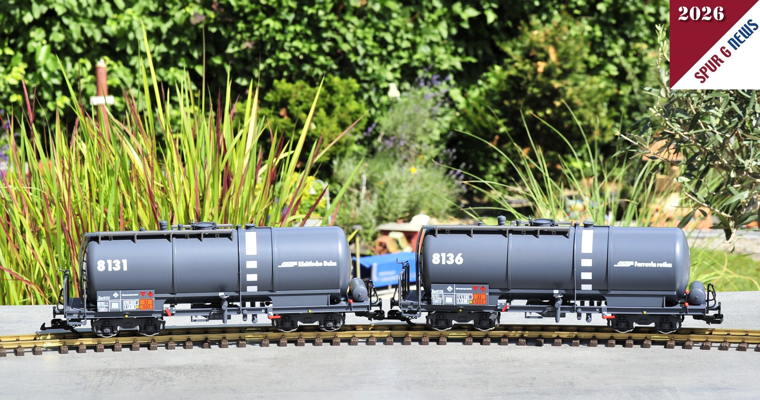Spur G - Art.Nr. 47835 Aufs Gleis gestellt geben die beiden RhB Kesselwagen ein schönes Bild ab. Bisher sind ja schon einige der grauen Kesselwagen - mit anderer Betriebsnummer - erschienen. Eine tolle Ergänzung oder wer noch keinen vierachsigen Kesselwagen hat zwei neue Schmuckstücke.