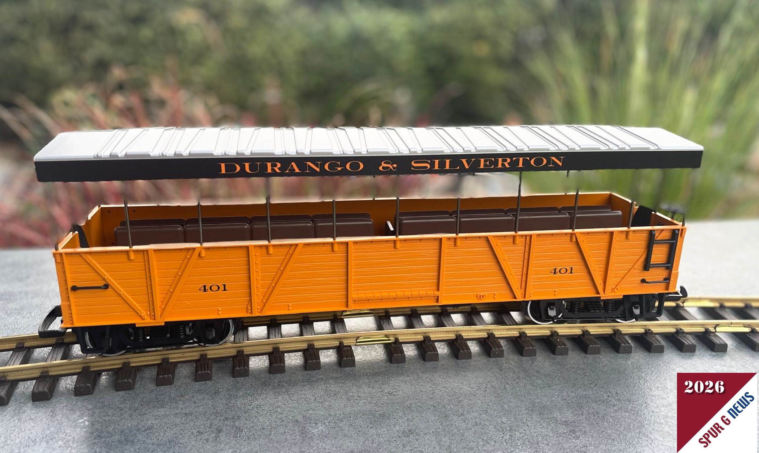 Auf das Gleis gesetzt macht der Aussichtswagen mit Dach ein gutes Bild. Mit seiner L�nge von 49 cm f�hrt der Wagen auf zwei Drehgestellen mit vier Metallachsen.. Das Dach ist zur Sicherheit der Passagiere angebracht. Die Sitze sind quer zur Fahrtrichtung angeordnet um eine gute Aussicht w�hrend der Fahrt zu haben. Figuren sind nicht im Lieferumfang enthalten und beim Modell extra einzusetzen. 