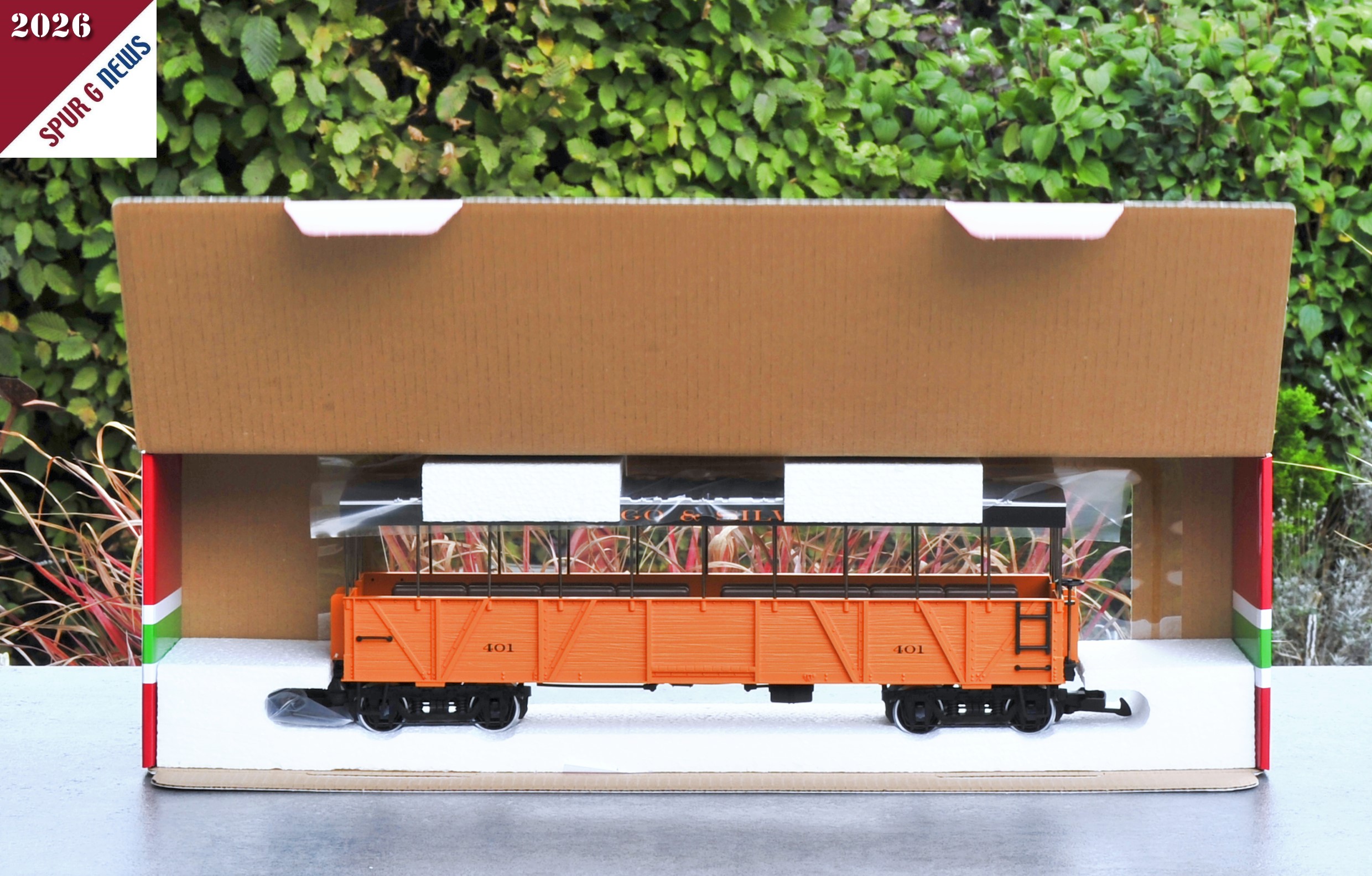 Mit ge�ffneter R�ckwand ist die Transportsicherung aus Styropor zu erkennen. Die vier Achsen stehen auf einem Styroporklotz der link und recht Einbuchtungen f�r die Kupplungen hat und ein verrutschen nach in der horizontalen verhindert. Die R�der sind ebenfalls in dem Styroporklotz sicher in Einbuchtungen aufgehoben. Das Dach wird noch durch zwei zus�tzliche Styroporkl�tze gesichert damit der Wagen auch in der Vertikalen sich nicht beim Transport bewegt. Zur Vermeidung von Kratzern auf dem Dach ist noch ein Kunststofffolie eingelgt. 