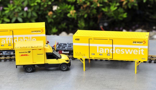 Spur G - Art.Nr. 45886. Die beiden gelben Schweizer Postcontainer aus dem Doppelpack sind eigentlich Wechselbrücken. Hier habe ich ein deutsches Postfahrzeug aus dem Hause Simba Dickie noch dazugestellt.