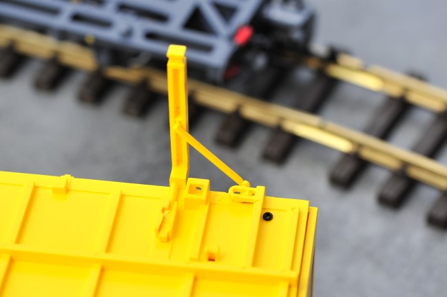 Spur G - Art.Nr. 45886. Die Füße der Wechselbrücke werden noch mit einer Seitenverstrebung fixiert. So steht der "Container" auch neben dem Gleis fest auf seinen Füßen. Der Hebel ist mit einer Dreh-Kipp Bewegung in die Stütze einzuclicken. Hier braucht es etwas Fiingerspitzengefühl für das ausklappen.