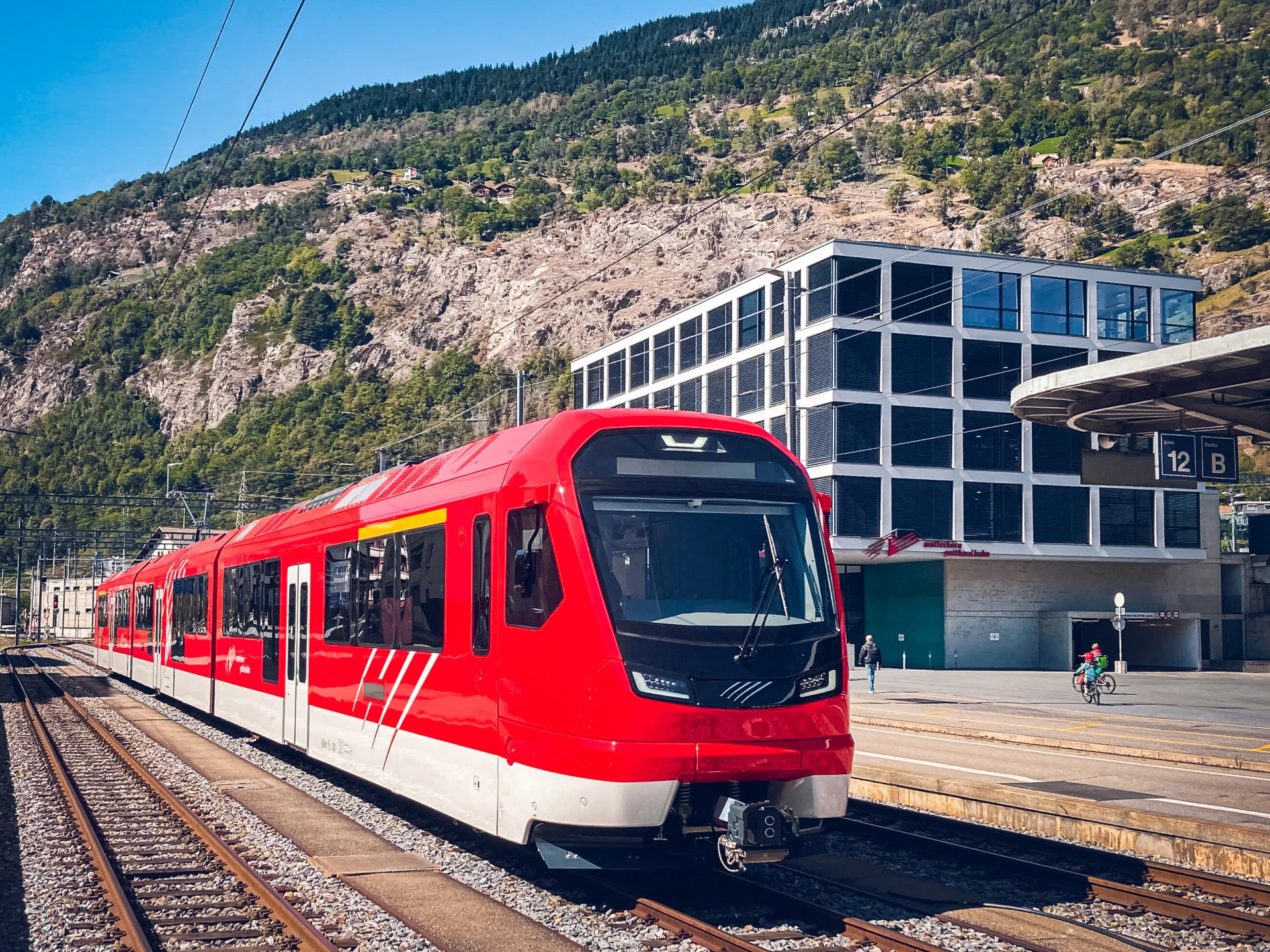 Vor ein paar Tagen habe ich auf Youtube einen Video über die matterhorn gotthard bahn angesehen. Darin kam ein von Stadler gefertigter Triebzug - drei Teile - vor. Hier nun die Geschichte zum ORION - keine Angst, kein Raumschiff, sondern ein: «Optimaler Regionalzug Im Oeffentlichen Nahverkehr»). Halt eben ein ORION!
