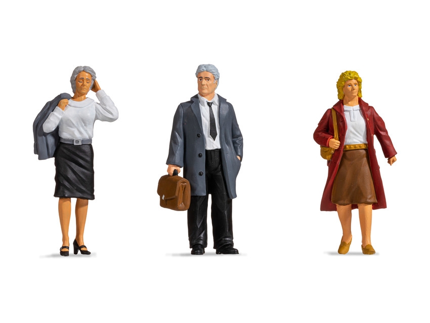 NOCH Artikel Nummer 17350 Reisende - 2 Frauen - 1 Mann. Ein kurzer Stopp… und schon geht die Reise weiter. Das Figurenset „Reisende„ in der Spurweite G findet sich perfekt in einer bereits ausgestalteten Bahnlandschaft wieder. Am Bahnhof tummeln sich die wartenden Passanten und sitzen auf der Bank, um die Wartezeit auf den kommenden Zug gemütlicher zu gestalten. Ob Familien, Freunde, Einzelpersonen, Rentner oder verliebte Pärchen – Passanten verbringen gerne Zeit in der Stadt mit den Liebsten und für das kurze Päuschen macht sich eine Bank zum Sitzen sehr gut. Bringen Sie diese realistische Szene mit auf jedes bereits gestaltete Diorama.