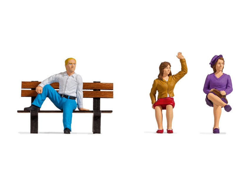 Die Miniaturfiguren in der Spurweite G „Sitzende“ eignen sich ideal, um wirklichkeitsgetreue Szenen auf einer Landschaft noch individueller nach zu gestalten. Ob beim Bummel in der Stadt, am Bahnhof, wenn man auf den Zug wartet oder bei schönen Wetter auf der Parkbank – ein Päuschen auf einer schönen Bank tut immer gut. Die „Sitzenden“ können ganz individuell in verschiedenen Alltagsszenen eingesetzt werden.
