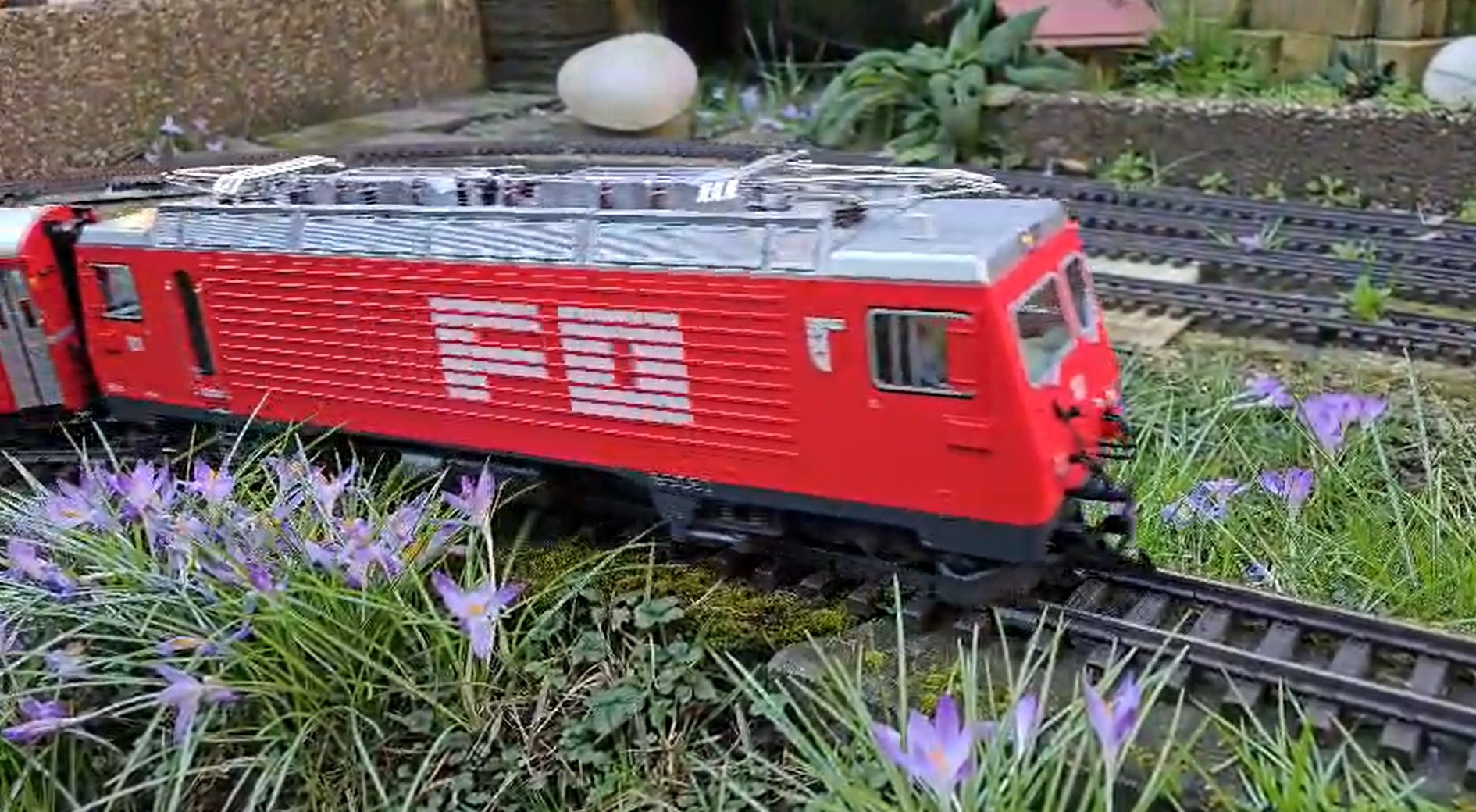 Kurzfilm zur HGe 4/4 II der FO Nr. 101 mit einem Kurzzug RhB Personenwagen und Personenwagen der FO.