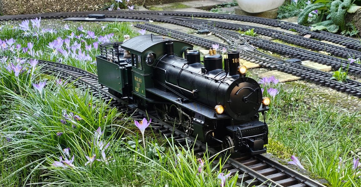 Vorfreude auf die Neuheit von LGB 2026 - Art. Nr. 23531. Hier kann dann in Doppeltraktion wie im nachstehenden Film gefahren werden. Im Bild die G 4/5 Nr. 108. Einfach auf das Bild klicken und der Kurzfilm startet. 