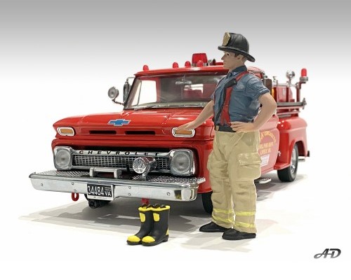 US-Feuerwerhrmann - Art. Nr. 76419 - Getting Ready - Vorbereitung - Der Feuerwehrmann macht sich fr den Einsatz fertig. Die feuerfeste Hose ist schon angelegt und die Stiefel stehen fr einen Einsatz bereit. Der Helm ist schon auf dem Kopf. Fehlt nur noch die Einsatzjacke. 