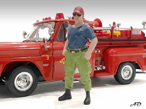 US-Feuerwerhrmann - Art. Nr. 76421 - Off Duty - Dienstfrei - Auch das ist eine Figur fr die Feuerwehrmannschaft. Dieser Feuerwehrmann hat dienstfrei und zeigt sich in privater Kleidung mit olivfarbiger Hose, dunkelgrauem T-Shirt und einem roten Basecap. Die Sonnenbrille darf nicht fehlen. 