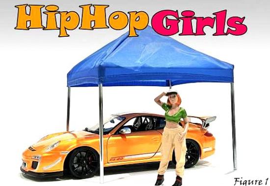 HipHop Girl Alexandra, American Diorama 24100. Die Hand an der weien Mtze, die die roten Haare schtzt, steht das HipHop Girl unter dem Ausstellungszelt beim Porsche RS 40. Moderne, beige Jogginghose, bauchfreies grnes Top und Stiefelchen sind der Stil dieser Figur. 