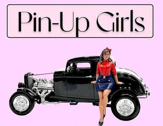 American Diorama - Pin-Up Girls, Betsy, Art. Nr. 76440, Locker auf einen Kotflgel oder die Motorhaube aufgesttzt, ein Bein etwas hinter das andere geschoben, einen blauen rock mit roter Bluse und passender Schleife im braunen Haar.