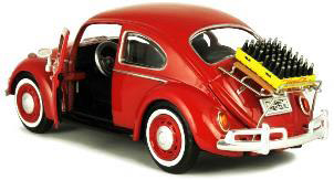 Art. Nr. 424067 - 1966 VW Käfer mit zwei Kästen Glas Flaschen auf dem Gepäckträger.