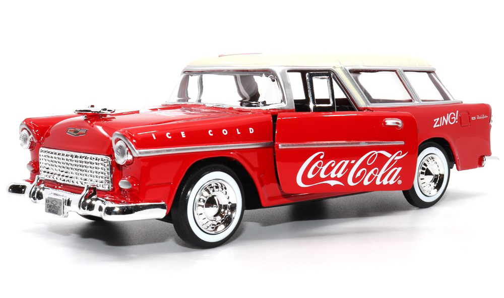 Ein 1955er Chevy Bel Air Nomad  mit der CocaCola Werbung ist ein weiteres Modell fr die Gartenbahn.   Dieses Modell aus dem Jahre 1955 ist ein zweitriger Kombi mit geteilter Heckklappe. Der 1955er Chevy Bel Air Nomad hat Tren und die Motorhaube zum ffnen.