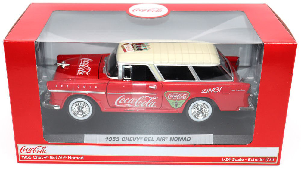 Ein 1955er Chevy Bel Air Nomad  mit der CocaCola Werbung ist ein weiteres Modell fr die Gartenbahn.   Dieses Modell aus dem Jahre 1955 ist ein zweitriger Kombi mit geteilter Heckklappe. Der 1955er Chevy Bel Air Nomad hat Tren und die Motorhaube zum ffnen.