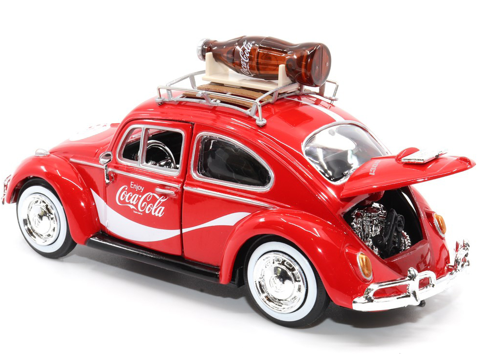 So bekannt wie die CocaCola Werbung ist auch der VW Beatle (VW Kfer) aus dem Jahre 1955.  Dieses Modell hat die beiden Tren und die Heckklappe - darunter ist der Motor - zum ffnen. Auf dem Spezialdachtrger aus der Bauzeit ist eine Nachbildung der klassischen Coca Cola Glasflasche zu sehen.  Die Motorhaube wurde mit einem Herz verziert. Hier ist der Spruch "Buy someone you love a Coke" = "Kaufen Sie jemanden, den Sie lieben, eine Cola".