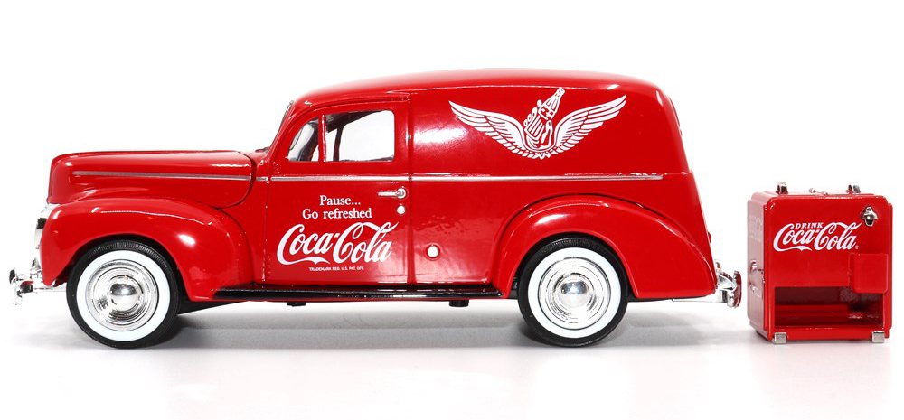 Dieses Modell mit der CocaCola Werbung ist ein Ford Sedan Cargo Van - Camionette Ford Sedan 1940. Typischen Coca Cola rot. Die Werbung auf der Seite: "Pause... Go refreshed" hat mich zum Nachdenken gebracht. Im Wrterbuch English -Deutsch steht bei Pause auch "break",  "interval" und intermission, aber auch "pause". Wieder eine Vokabel gelernt! 
