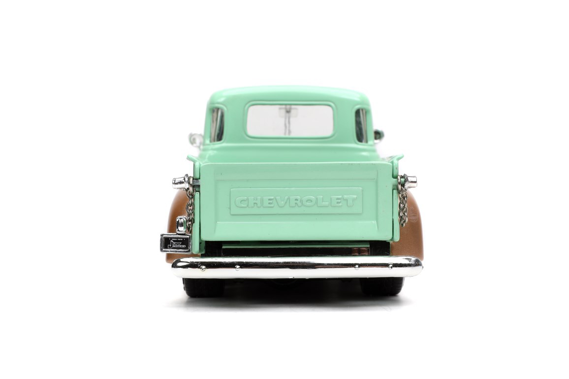Modell eines Chevy Pick Up aus dem Jahr3 1953. Die von General Motors gebauten Pick Ups hatten an Vorne und hinten ausgestellte Kotflgel. Der mintgrne Chevy ist mit dem kupferfarbenen LOGO RUSTY`S Garage, kupferfarbenen Kotflgeln und zwei Stzen von Felgen mit Reifen hergestellt. Die "gepimpten" Niederquerschnittsreifen mit kupferfarbenen Felgen knnen gegen die klassischen Felgen mit Weiwandreifen und Chromradkappen ausgetauscht werden. Ein Reifenregal in blau liegt der Packung bei. Schraubendreher ist fr die Montage ebenfalls im Lieferumfang enthalten. 