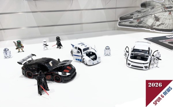 Auf der Spielwarenmesse haben wir von den Spur G News und dem Spur G Magahin auf dem SIMBA DICKIE Stand in Halle 6 auch die Neuheiten von JADA Toys ablichten dürfen. Nun sind die Star Wars Fahrzeuge mit Figuren im Handel erhältlich. Derzeit ist auch eine Aktion bei Jada Toys mit bis zu 25% Nachlass im Angebot. Hier klicken: Jada Toys Angebot!