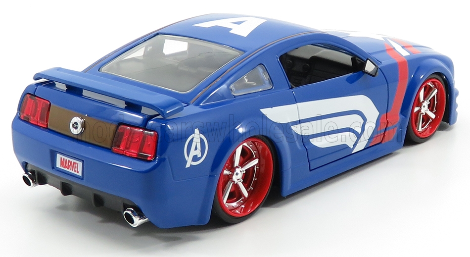 Ford Mutang GT Coupe aus dem Jahre 2006 mit Figur Captain America aus der Fernsehserie und dem gleichnamigen Film.