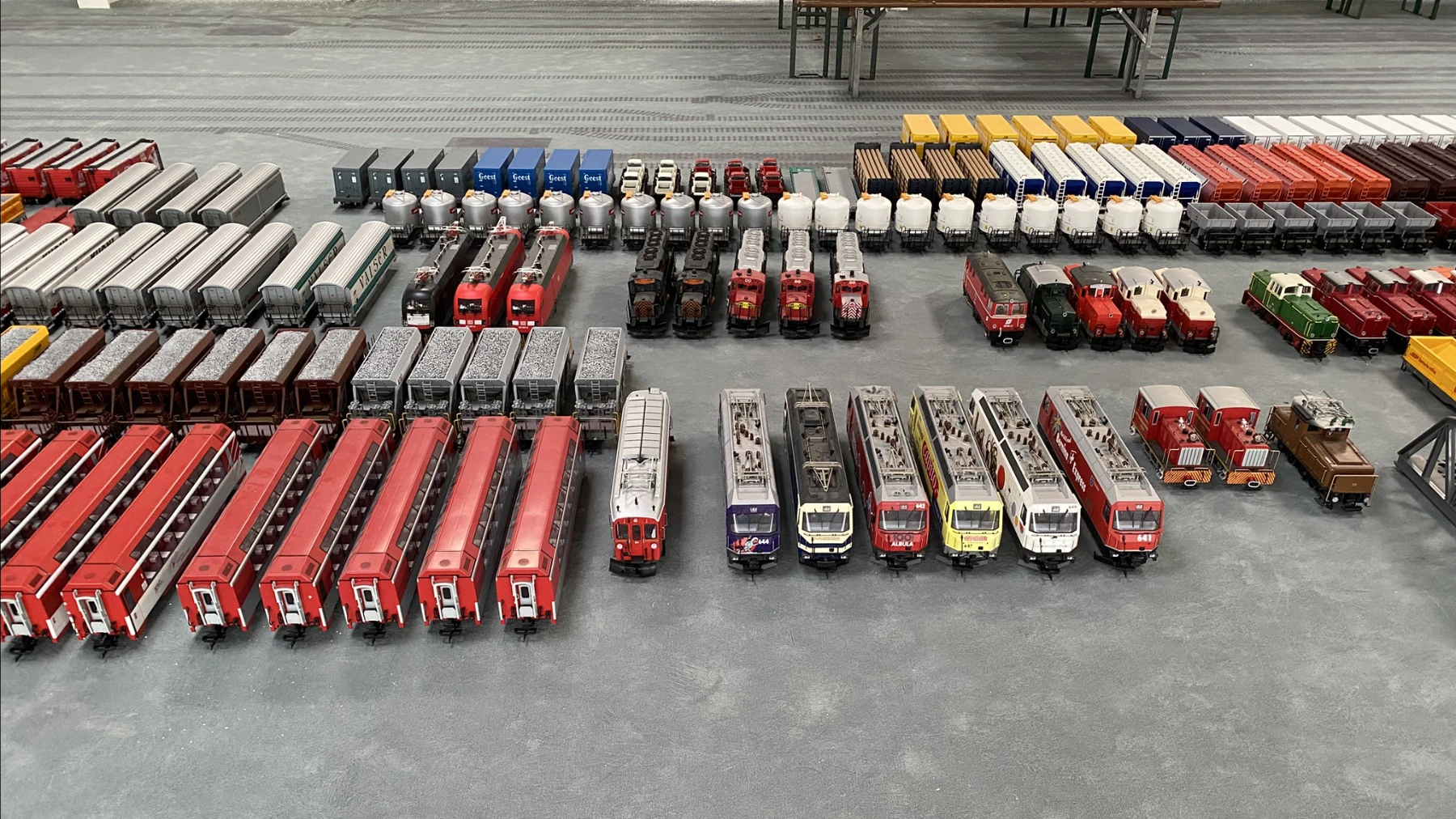 Uebersicht Lokomotiven, Zementsilowagen, Schüttgutwagen vierachsige Personenwagen etc.