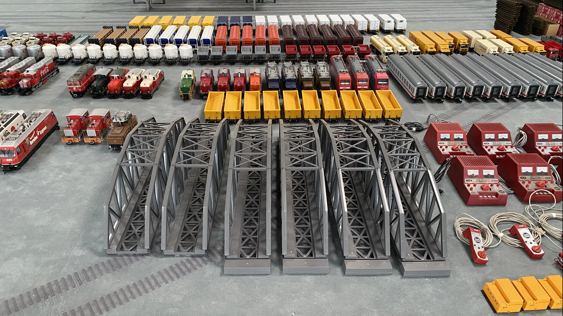 Übersicht: Lokomotiven RhB, Jumbo Trafos von LGB, Brücken, Güterwagen, RhB Lokomotiven etc.