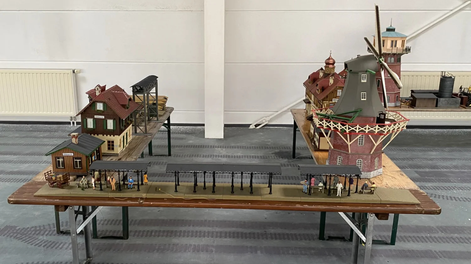 Gebäude - Bahnhof, Überdachung, große Windmühle, großer Wasserturm ect.