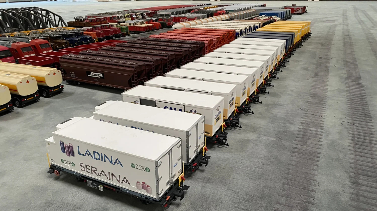 Güterwagen: RhB - Wechselbrücken (Containerwagen), LKW´s, vierachsige Schüttgutwagen