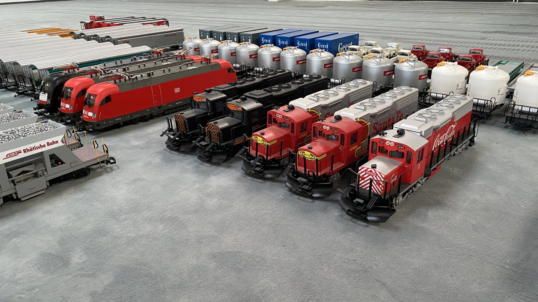 Lokomotiven - Regelspur DB und US - Loks - z.B. auch Coca Cola - weiterhin Güterwagen Zementsilowagen und Schiebewandwagen der RhB