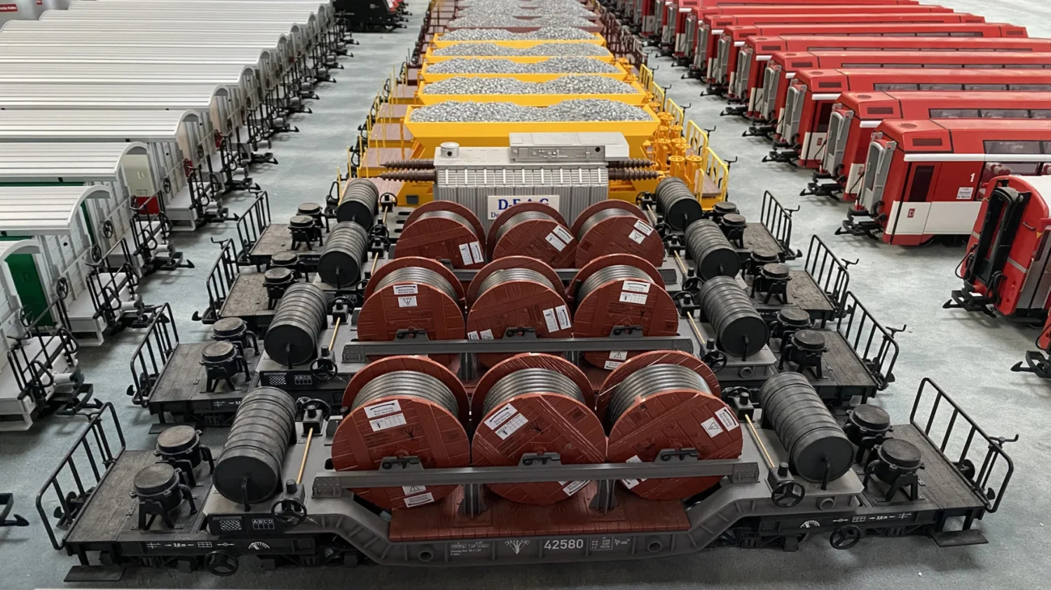 bersicht: Tiefladewagen mit Kabelrollen, vierachsige Schiebewandwagen, vierachsige Schüttgutwagen, RhB Personenwagen