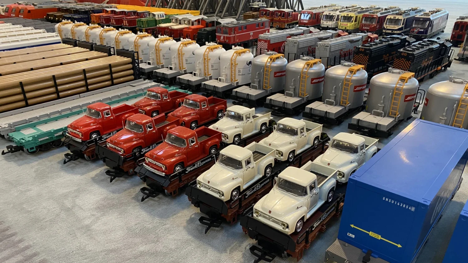 Übersicht: vierachsige Autotransporter mit Pick Up´s, vierachsige Autotransporter ohne Beladung, RhB Zementsilowagen und Lokomotiven etc.