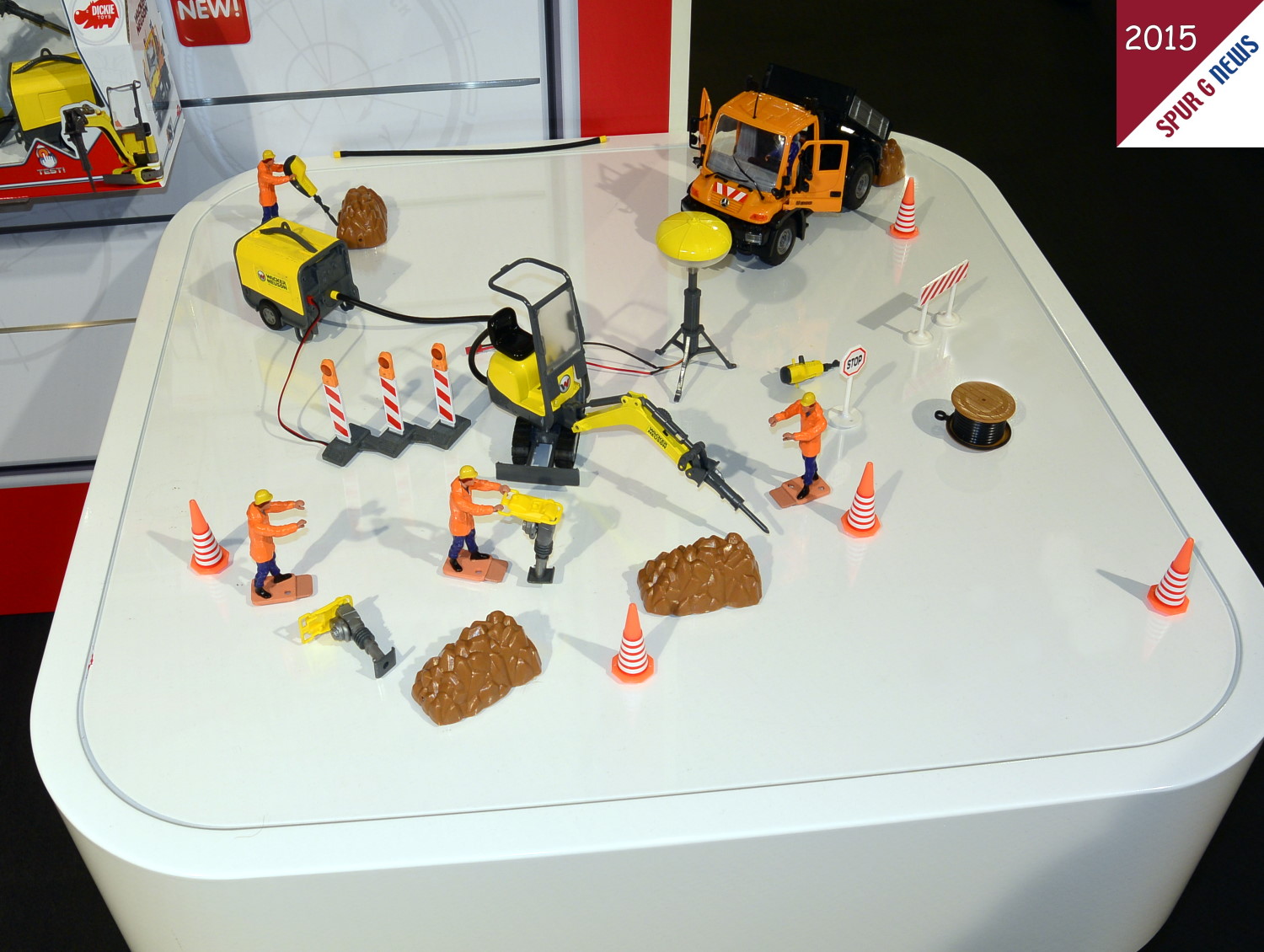 Neuheit 2015 von Dickie Toys unter KIDS MATE - WACKER NEUSON Baustellen Gerte mit Pressluftgenerator, Minibagger, Lichtmast und Presslufthammer.