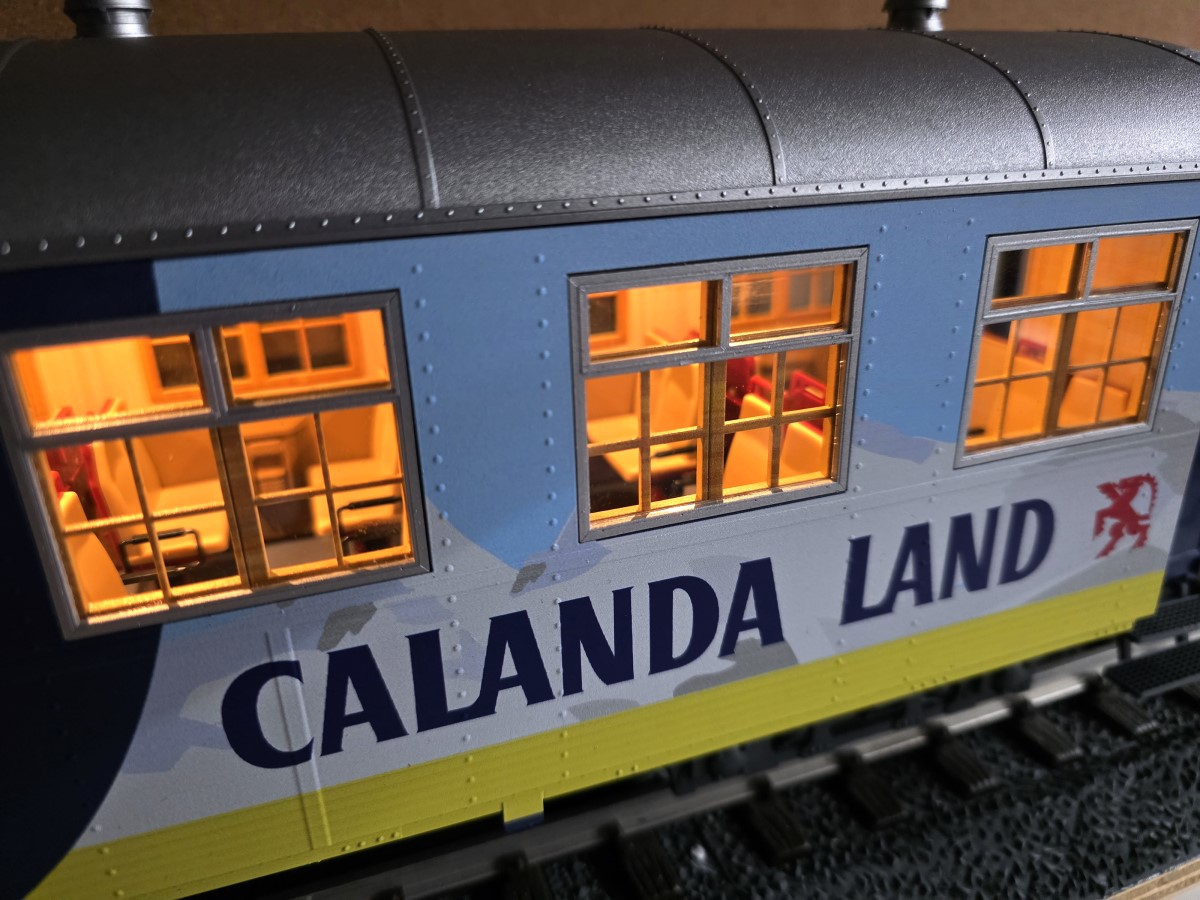 Stiva Retica Calanda - Innenbeleuchtung mit Holzfenstern und neuer Inneneinrichtung.