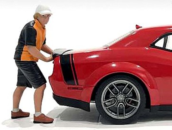 American Diorama - Art. Nr. 24602, Autopfleger  -  Will, Schwarz Oranges Hemd mit kurzer schwarzer Hose und braunen Schuhen: Will - Autopfleger - stehend - schiebt den Wagen zum Waschplatz. 