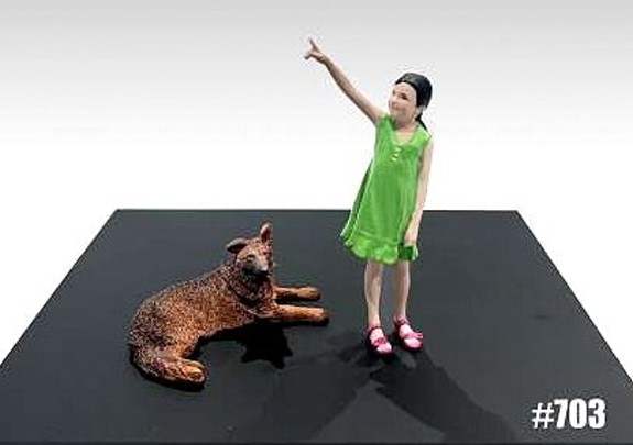 American Diorama - Art. Nr. 24703, Kind mit Hund, Schwarzhaariges Kind mit grnem Kleid und roten Sandalen zeigt mit der rechten Hand nach oben. Ihr treuer Begleiter, ein schwarz brauner Schferhund, liegt zu Ihren Fen. 