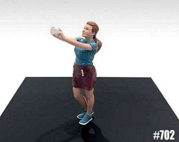 American Diorama - Art. Nr. 24702, Selfie, Junge, rothaarige, Frau mit trkisem Shirt und bordeauxfarbigen Rock macht mit dem weien Handy ein Selfie. Auch die modernen Turnschuhe mit weiem Rand sind in trkis passend zum Shirt ausgesucht. 