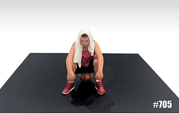 American Diorama - Art. Nr. 24705, Basketballer Joel, Rotes Shirt, schwarze kurze Sporthose, rote Basketballschuhe und ein weies Handtuch auf Kopf und Schultern. Joel, sitzend, ruht sich einen Moment auf seinem Basketball aus. 
