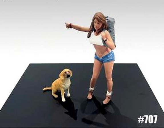 American Diorama - Art. Nr. 24707, Tramperin mit Hund, Kurzes weies Shirt, knappe kurze Blue Jeans mit braunen Stiefeln und grauem Rucksack. Die bruenette Tramperin mit Hund. 