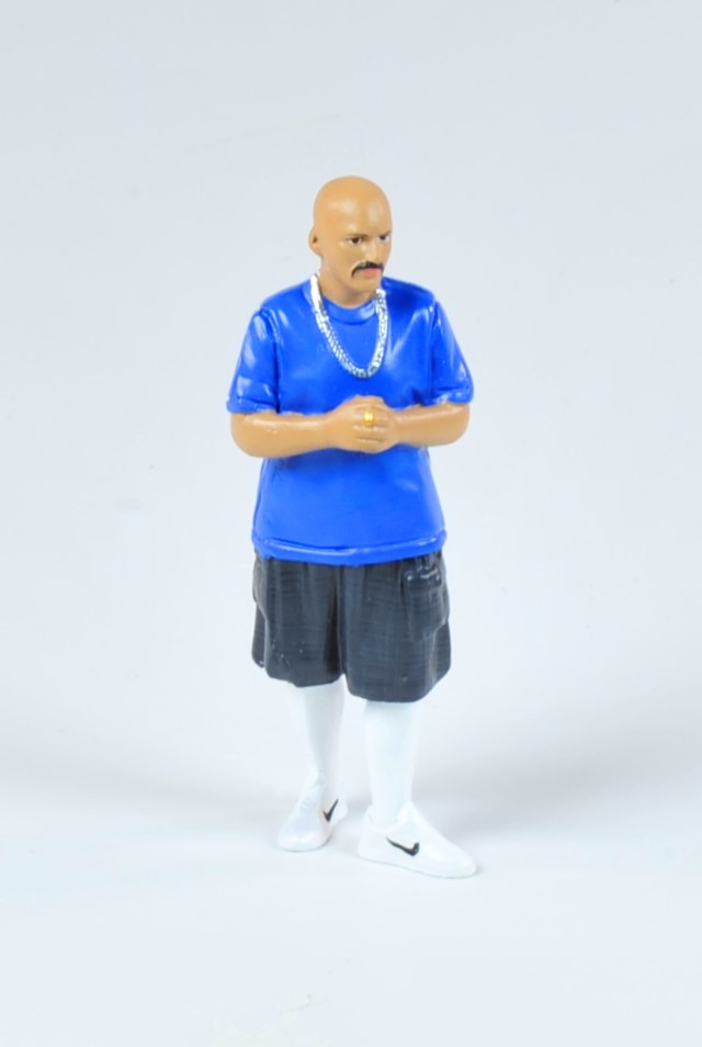 American Diorama - Hanging Out 3 - AmD 25403 - Ulas - Ulas hat neben dem blauen Shirt eine weite graue Sporthose an. Die weißen Stützstrümpfe passen perfekt zu den weißen NIKE Sportschuhen. Glatze, Oberlippenbart und die "fette" Halskette machen den Typ besonders cool.