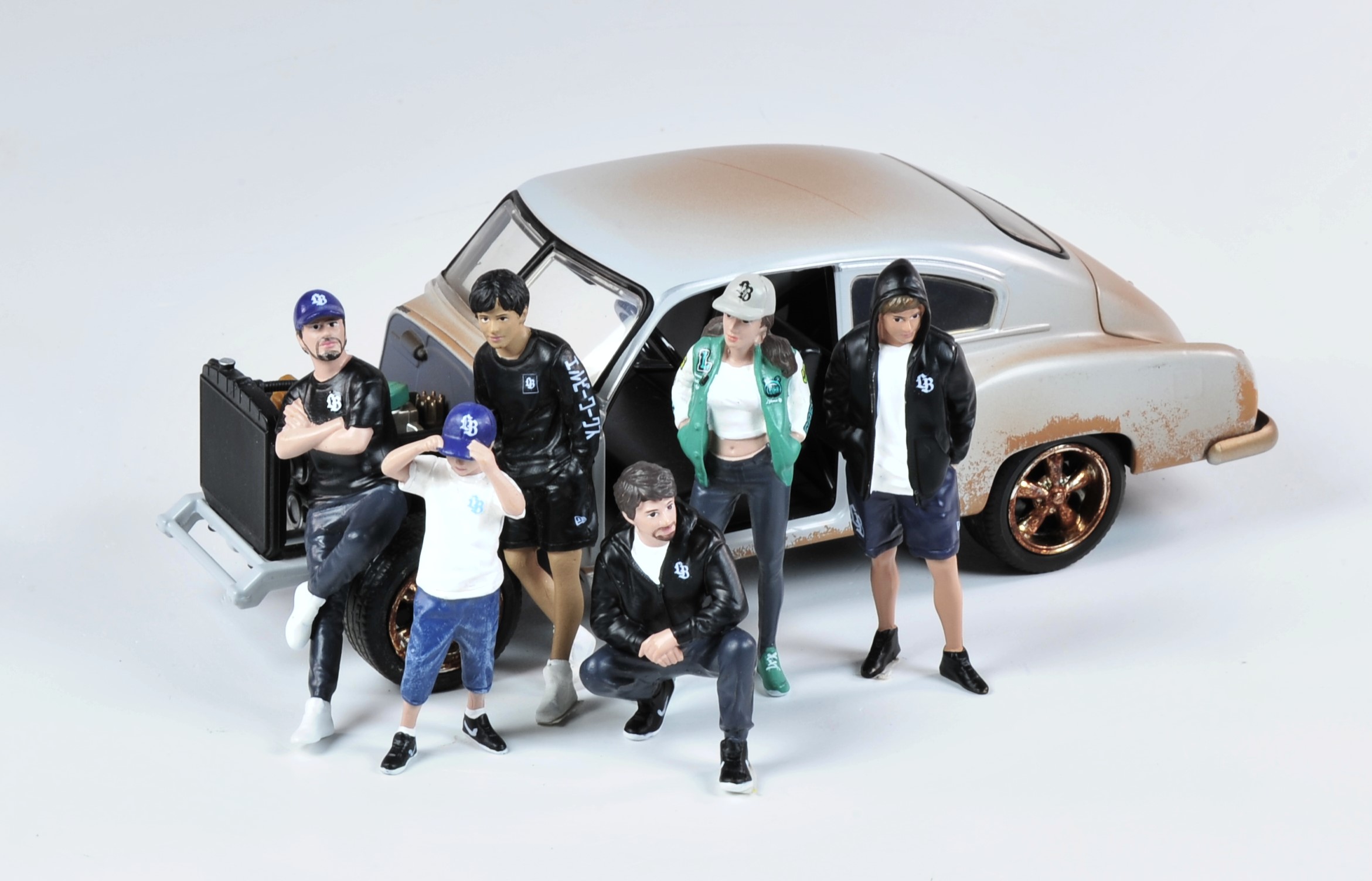 Der „Slammed“-Look im JDM-Stil (Japanese Domestic Market) ist ein aggressiver Trend beim Fahrzeugtuning. Dabei wird die Karosserie extrem tiefer gelegt und die Räder werden nach außen versetzt, um den Spalt zwischen Reifen und Kotflügel zu eliminieren. Diese Ästhetik verbindet vom Motorsport inspirierte Performance mit individueller, rollender Kunst. Es macht riesigen Spaß, und der Besitzer genießt das Fahrzeug in vollen Zügen – genau darum geht es! (KI von Google).