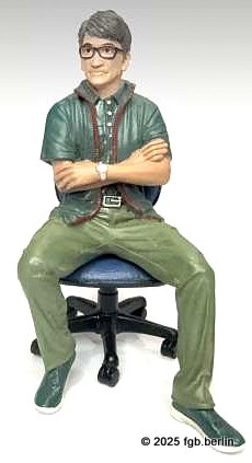 ADP-70101 - Die "graue" Eminenz sitzt locker, jedoch mit verschr�nken Armen auf dem mitgelieferten Drehstuhl. Er tr�gt eine gr�ne Hose, eine gr�ne Weste mit rotem Rei�verschlu� und gr�ne schuhe. Eine Brille ben�tigt er auch. 