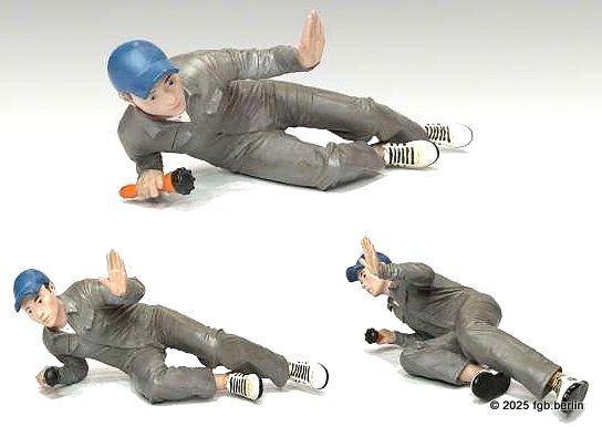 AMD-P 70104 Die letzte Pr�fung wird mit Taschenlampe ausgef�hrt. Ist alles o.K.? Lukas hat sich hinter das Tuningauto gelegt. Er tr�gt einen gr�nen Overall, wei�e Turnschuhe und eine blaue Baseballcapy. 