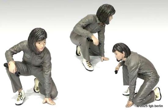 AMD-P 70105 Beim getunten Auto ist es wichtig den Freiraum am Kotfl�gel zu kontrollieren. Paula hat dazu eine Taschenlampe zur Hand. Zum gr�nen Overall tr�gt sie wei�e Sportschuhe. 