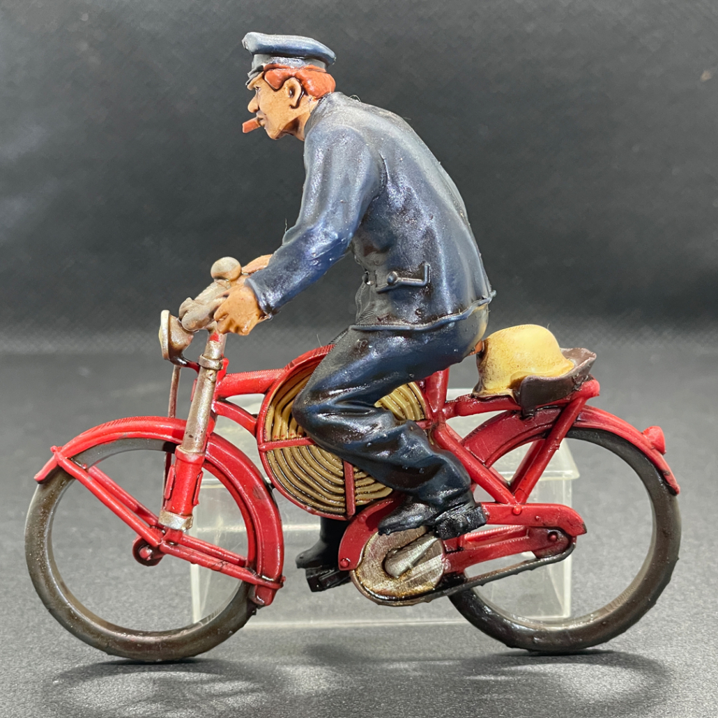 Figuren Set: Feuerwehrmann auf Moped! Genüsslich zieht der rothaarige Feuerwehrmann an seiner Zigarre und eilt per rotem Drahtesel zum Einsatz. Schlauch und Feuerwehrhelm als Ausstattung sind dabei. Beachtlich auch die vorderen Stoßdämpfer am Feuerwehrrad!