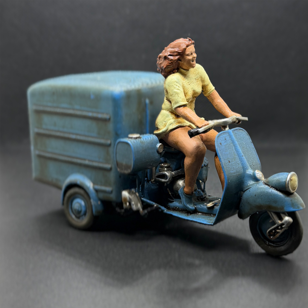 Zum 80jährigen Jubiläum von VESPA hat Volker Bauer eine Liefervespa in Blau mit fröhlicer "Italienerin" kreiert.