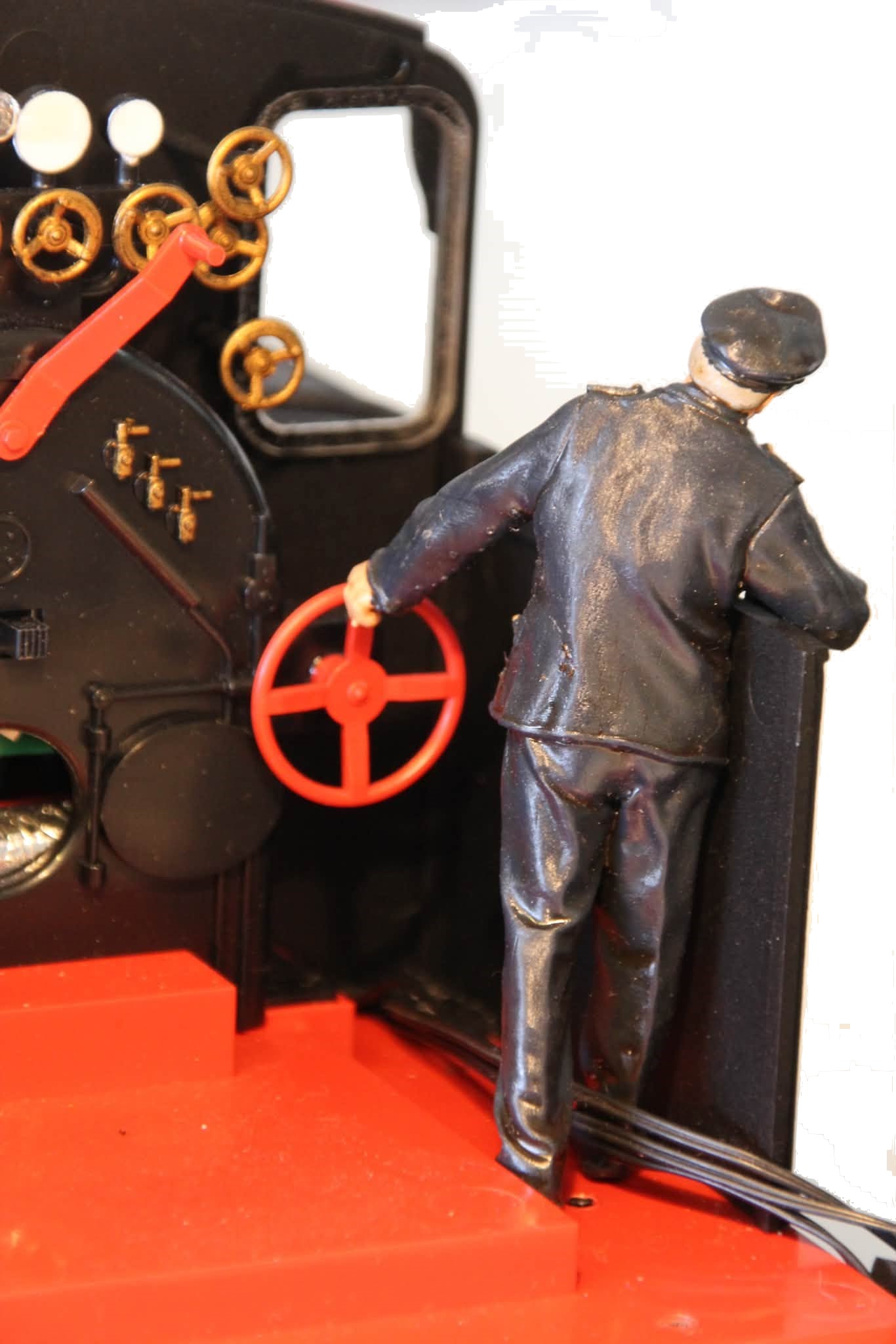 Rückansicht des neuen Lokführers für die Reichsbahnloks. Hier im Führerstand der Dampflok 99 5906-5 von Lammert Boerman, Niederlande.