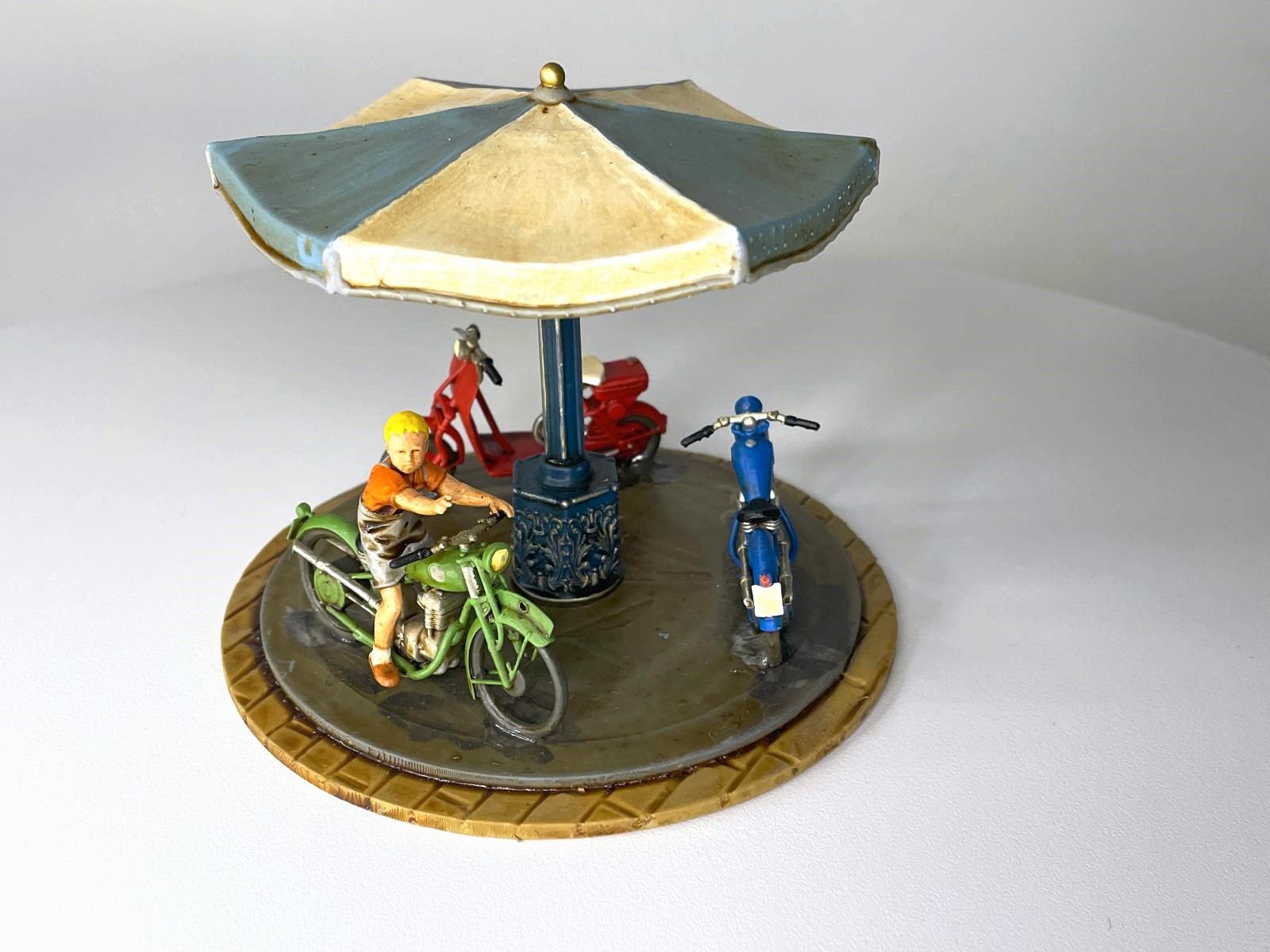 Danke an den lieben Volker Bauer f�r das Einzelst�ck nostalgisches Kinderkarusell. Auf dem gr�nen Motorrad sitzt ein Kind und zeigt mit der Hand hier geht es lang! Weiterhin ist ein blaues Moped und ein roter Roller auf dem kleinen Notstalgiekarusell abgebildet. 