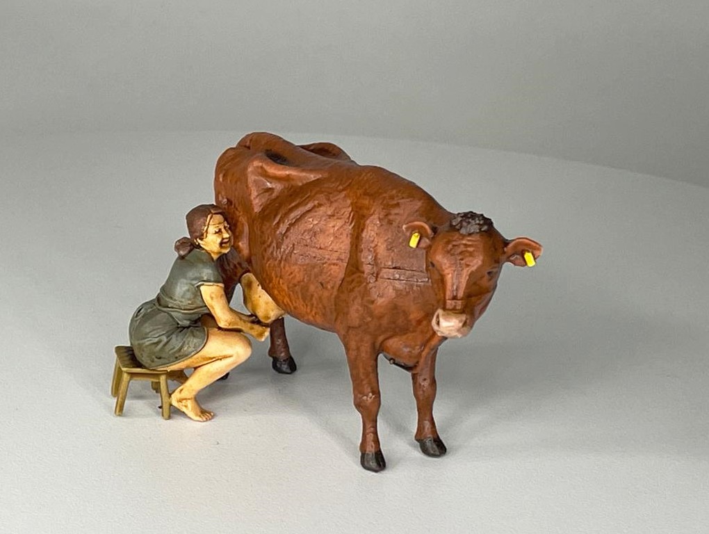 melkende B�uerin mit Braunvieh. Danke an den lieben Volker Bauer die neue Figurenszene. B�uerin melkt die Kuh (Braunvieh). Wird in den n�chsten Wochen bei Nachfrage produziert. 