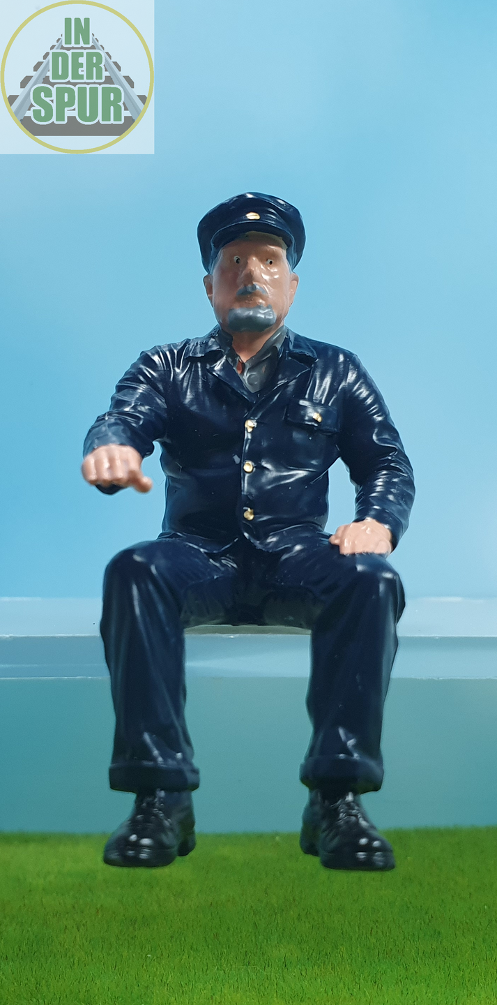Lokführer Helmut, Wachsam fahrend, Handbemalte Modellfigur Spur G · Maßstab 1:22,5, Verfügbarkeit: sofort lieferbar, Artikel-Nr.: 071-G-HEL-BEM, Preis: 20,95 € inkl. MwSt., zzgl. Versand