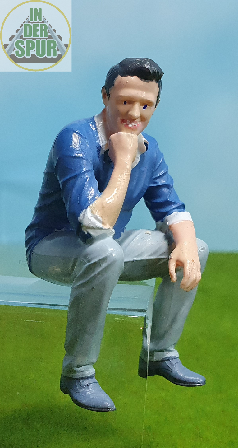 Reisender Andre, Flirtend, Handbemalte Modellfigur Farbvariante I, Spur G · Maßstab 1:22,5, Verfügbarkeit: sofort lieferbar, Artikel-Nr.: 071-G-ANDI-F,Preis: 22,90 € inkl. MwSt.