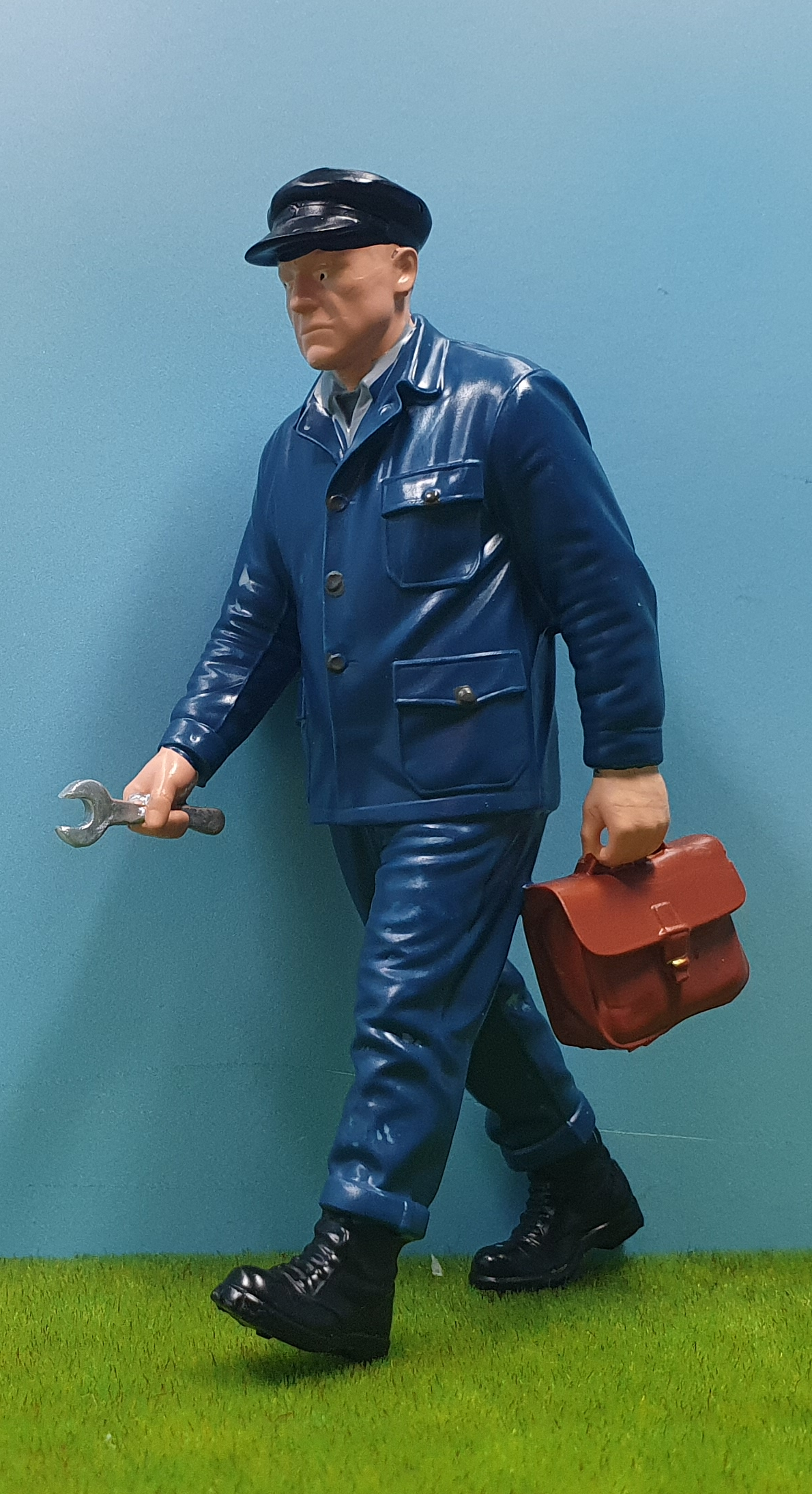 Streckengeher Ferdinand, Wachsam auf Kontrollgang, Handbemalte Modellfigur Spur G · Maßstab 1:22,5, Verfügbarkeit: sofort lieferbar, Artikel-Nr.: 071-G-FE-BEM, Preis: 20,95 € inkl. MwSt., zzgl. Versand
