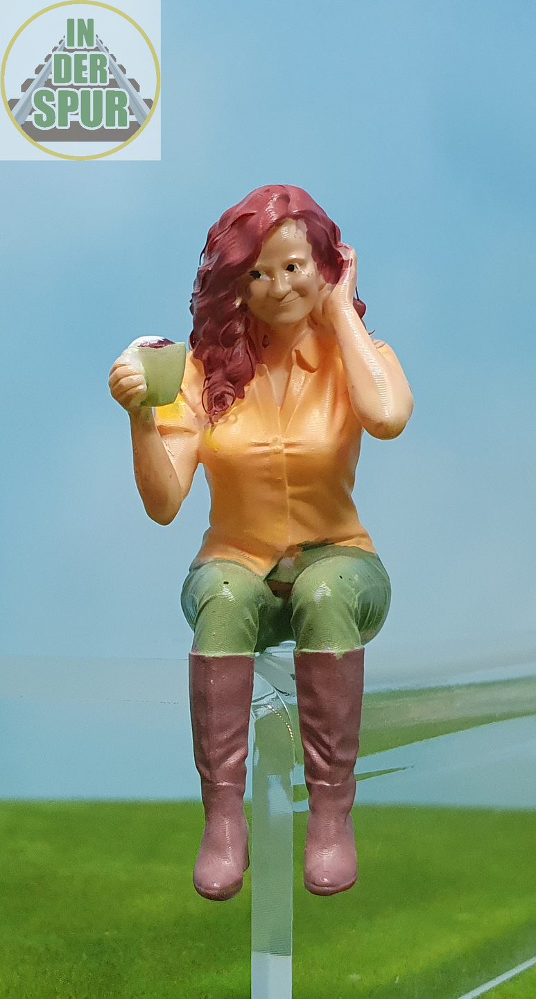 Reisende Nadja, Milchkaffee genießend, Handbemalte Modellfigur Farbvariante I, Spur G · Maßstab 1:22,5, Verfügbarkeit: sofort lieferbar, Artikel-Nr.: 071-G-NAI-F, Preis: 22,90 € inkl. MwSt., zzgl. Versand